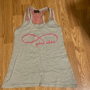 Tank top with print.
